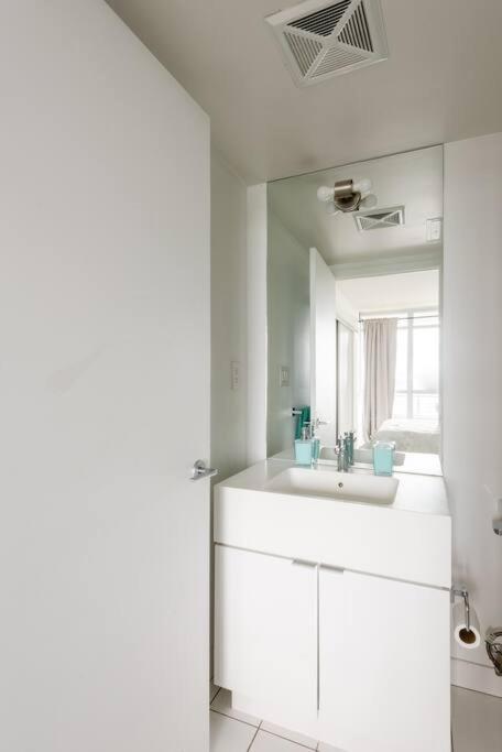 Stylish Downtown Lakeview Condo - One Free Parking Toronto Kültér fotó