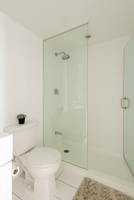 Stylish Downtown Lakeview Condo - One Free Parking Toronto Kültér fotó