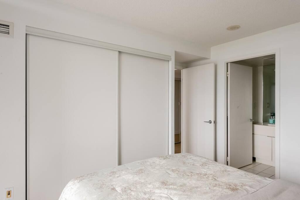 Stylish Downtown Lakeview Condo - One Free Parking Toronto Kültér fotó