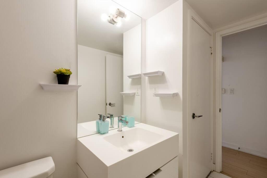 Stylish Downtown Lakeview Condo - One Free Parking Toronto Kültér fotó