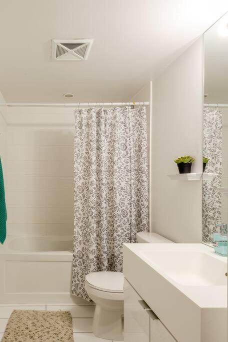 Stylish Downtown Lakeview Condo - One Free Parking Toronto Kültér fotó