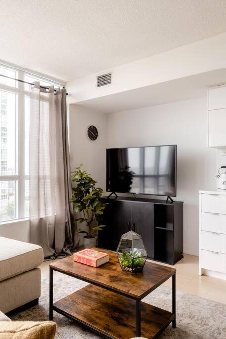 Stylish Downtown Lakeview Condo - One Free Parking Toronto Kültér fotó