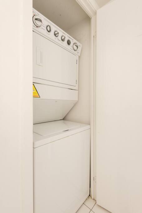 Stylish Downtown Lakeview Condo - One Free Parking Toronto Kültér fotó
