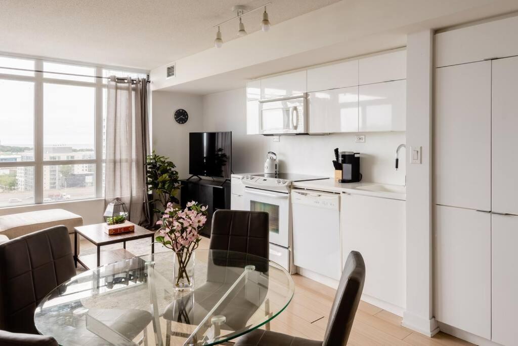 Stylish Downtown Lakeview Condo - One Free Parking Toronto Kültér fotó