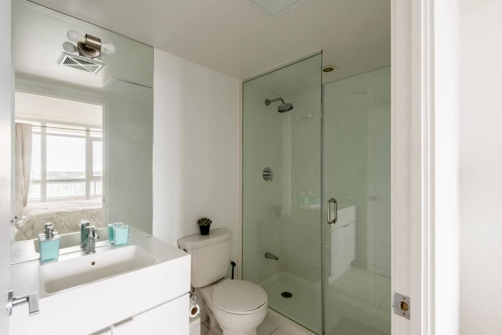 Stylish Downtown Lakeview Condo - One Free Parking Toronto Kültér fotó