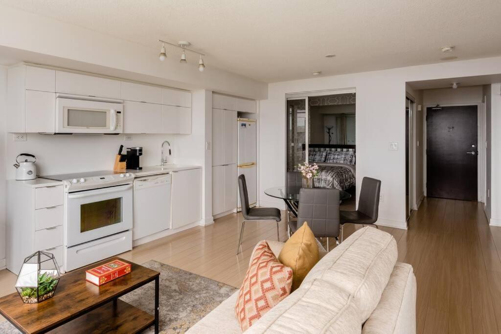 Stylish Downtown Lakeview Condo - One Free Parking Toronto Kültér fotó