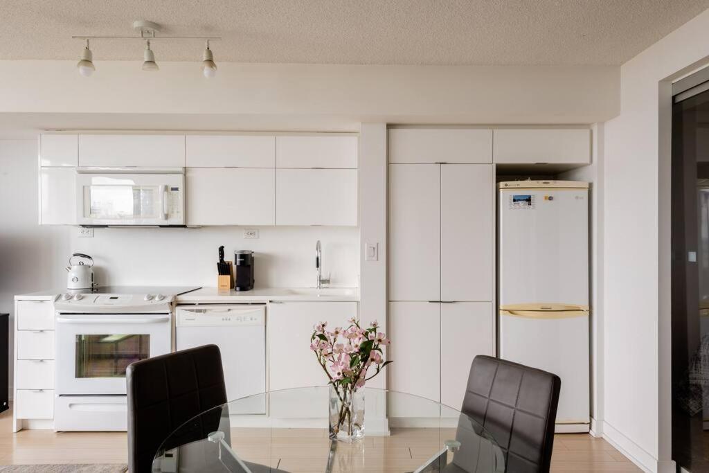 Stylish Downtown Lakeview Condo - One Free Parking Toronto Kültér fotó
