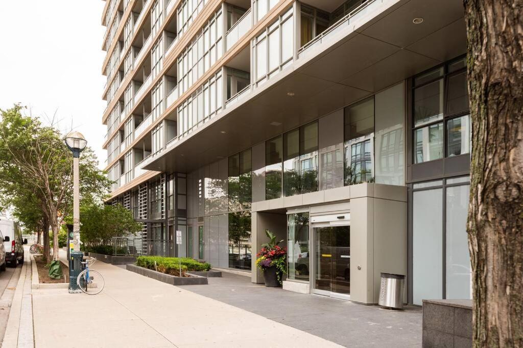 Stylish Downtown Lakeview Condo - One Free Parking Toronto Kültér fotó