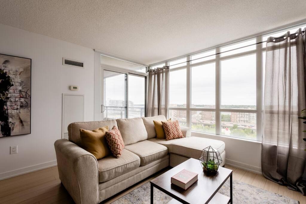 Stylish Downtown Lakeview Condo - One Free Parking Toronto Kültér fotó