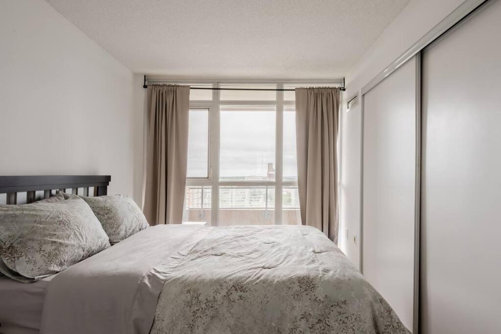 Stylish Downtown Lakeview Condo - One Free Parking Toronto Kültér fotó