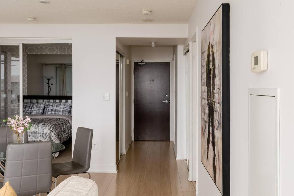 Stylish Downtown Lakeview Condo - One Free Parking Toronto Kültér fotó