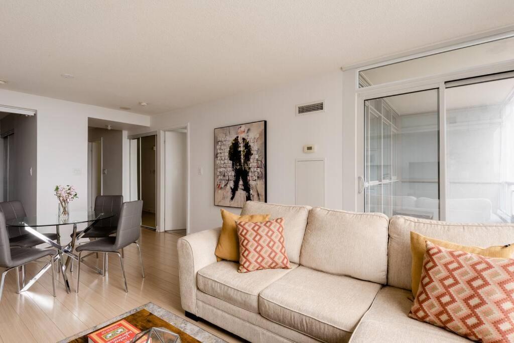 Stylish Downtown Lakeview Condo - One Free Parking Toronto Kültér fotó