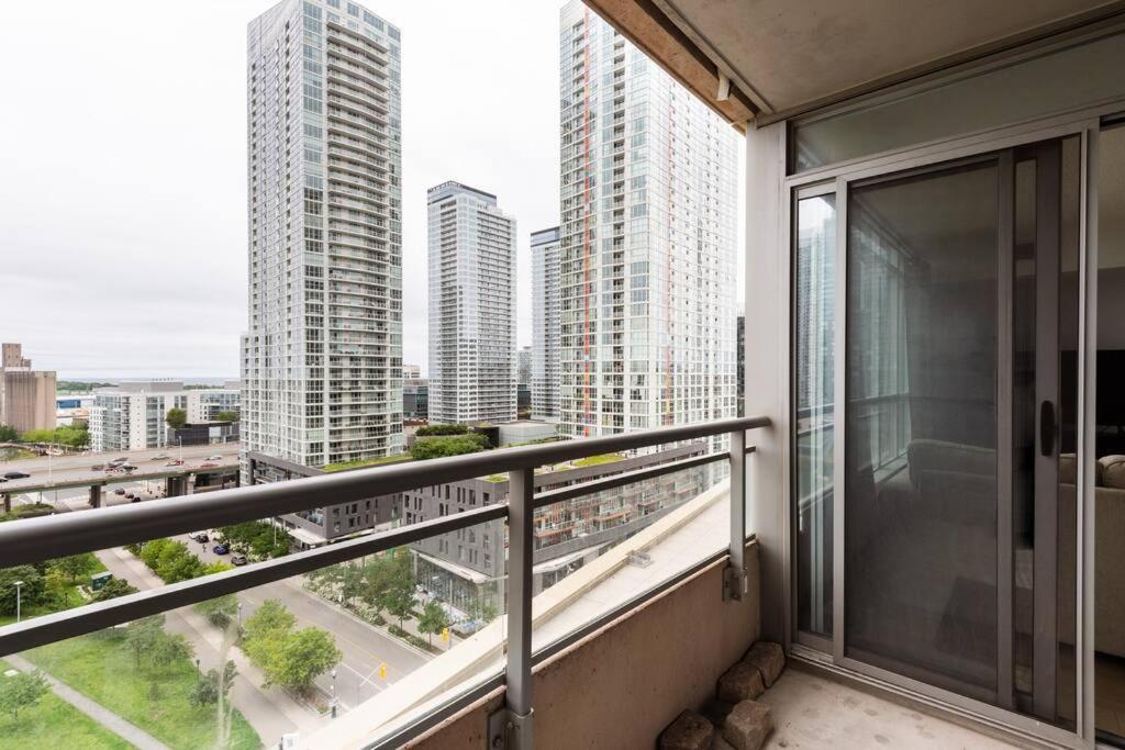 Stylish Downtown Lakeview Condo - One Free Parking Toronto Kültér fotó