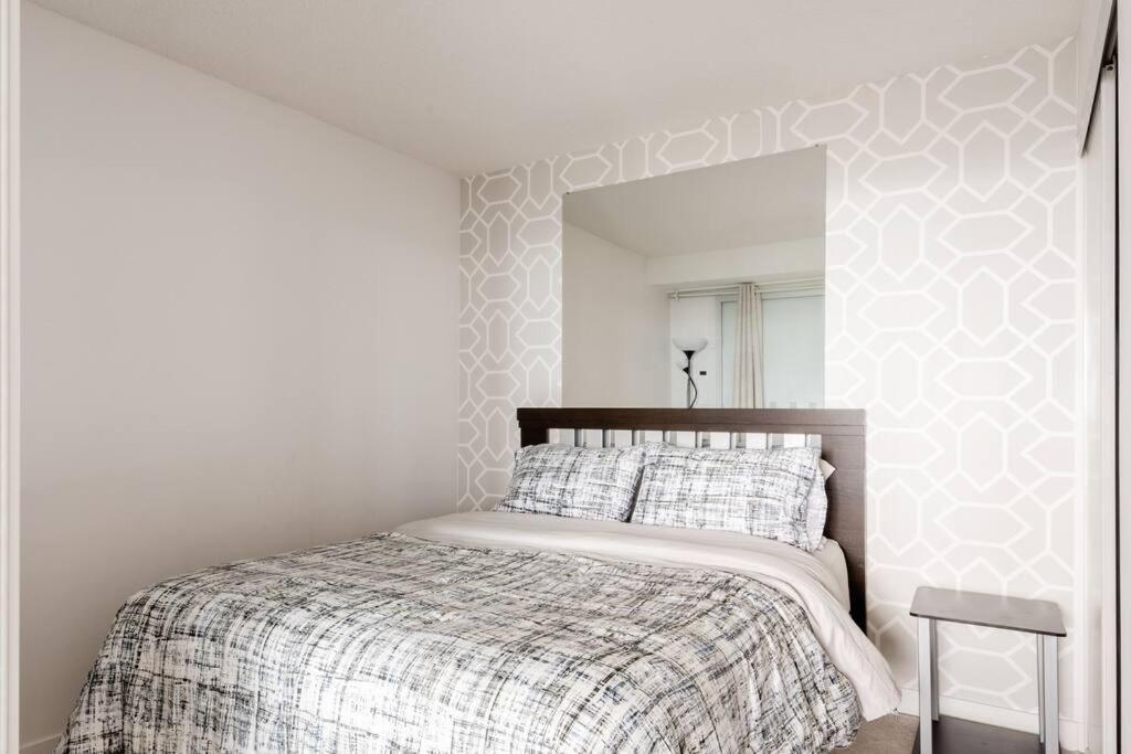 Stylish Downtown Lakeview Condo - One Free Parking Toronto Kültér fotó