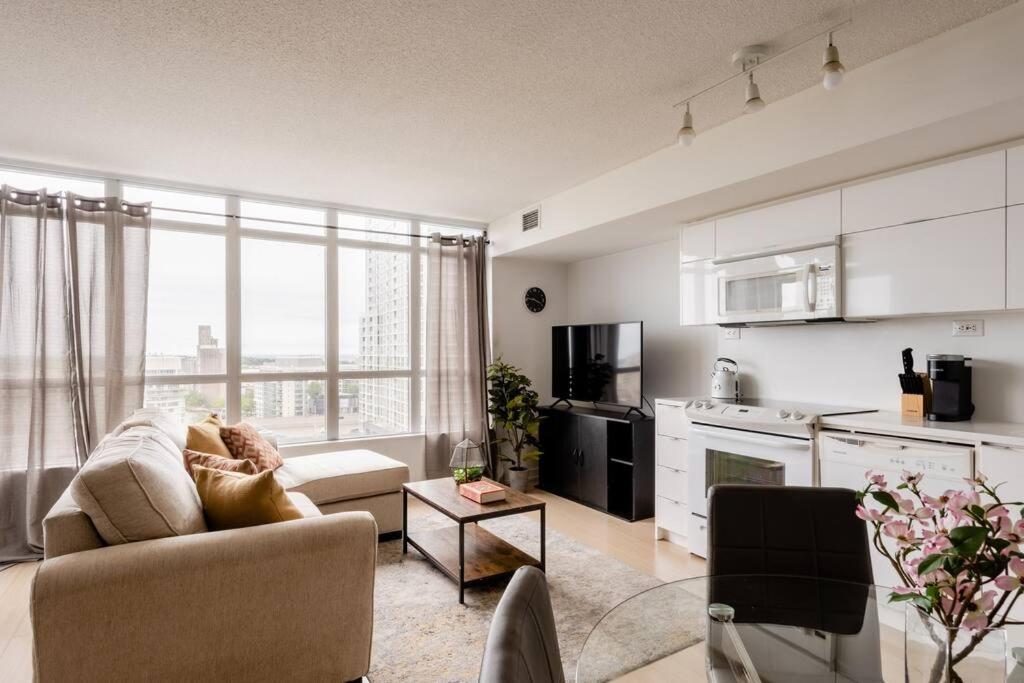 Stylish Downtown Lakeview Condo - One Free Parking Toronto Kültér fotó